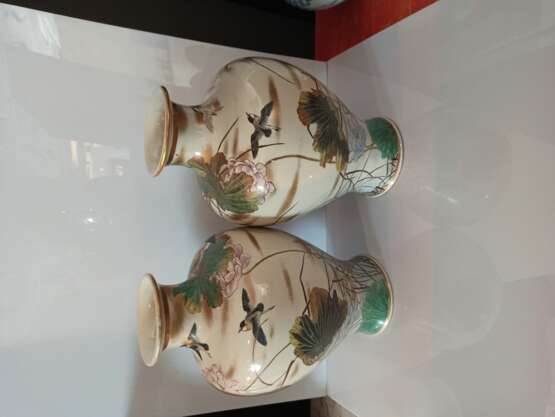 Paar große Satsuma-Vasen mit Dekor von Spatzen und Enten zwischen blühendem Lotus - фото 5