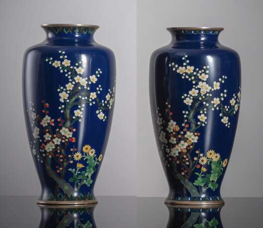 Paar blaugrundige Cloisonné-Vasen mit Dekor von Pflaumenblüten und Blumen, Randeinfassungen in Silber - фото 1