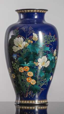 Feine Cloisonné-Vase mit verschiedenen Blüten wie Hibnisku und Astern neben Gräsern auf blauem Fond - photo 1