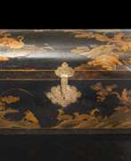 Overview. Feine Deckeltruhe aus Holz mit feinem Goldlackdekor (Dogubaku)