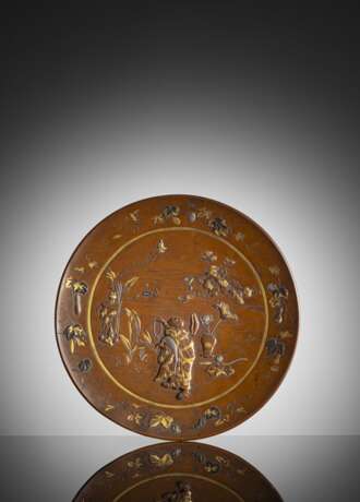 Teller aus Bronze mit Silbertauschierung, teils vergoldet, Rakan vor Weihrauchbrenner - Foto 1