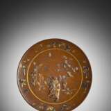 Teller aus Bronze mit Silbertauschierung, teils vergoldet, Rakan vor Weihrauchbrenner - Foto 1