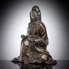 Bronzefigur des sitzenden Kannon