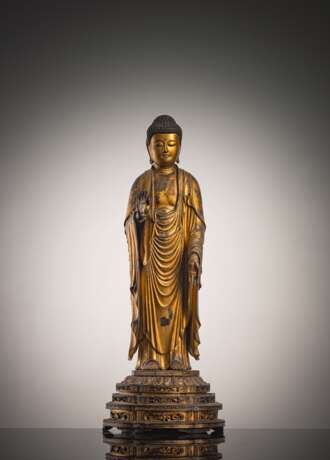 Skulptur des Buddha Amida aus Holz mit schwarzer und goldfarbener Lackfassung - photo 1