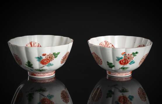 Paar Kakiemon-Schalen in Blütenform mit Chrysanthemen-Dekor - photo 1