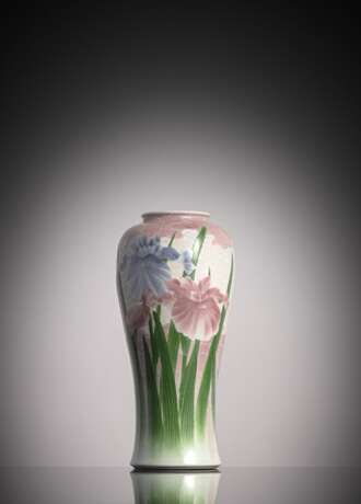 Vase mit Dekor von Schwertlilien - photo 1