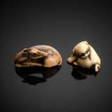 Zwei Netsuke: Reh und Hündchen aus Elfenbein mit schöner Patina - фото 1