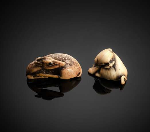 Zwei Netsuke: Reh und Hündchen aus Elfenbein mit schöner Patina - Foto 1