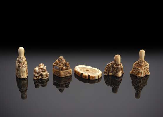 Gruppe von sechs Netsuke aus Elfenbein, u.a. Fukurokuju,Baumstamm-Segment - Foto 1