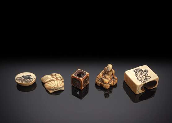 Gruppe von fünf Netsuke aus Elfenbein: u.a. Sennin, Muscheln, Manju - Foto 1