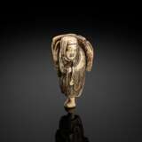 Netsuke eines stehenden Bauern aus Elfenbein - photo 1