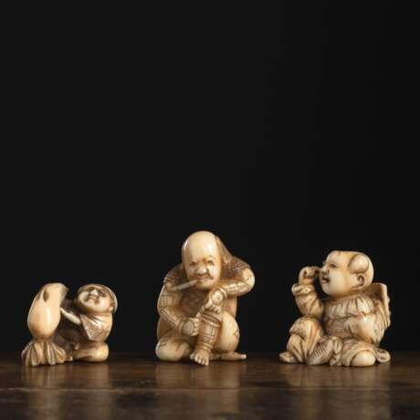 Drei Netsuke aus Elfenbein - Foto 1