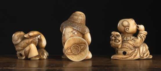 Drei Netsuke aus Elfenbein - photo 2