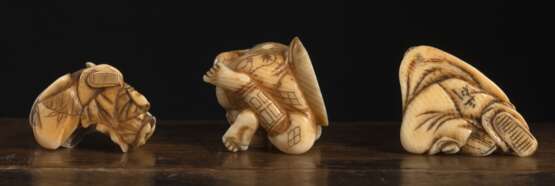 Drei Netsuke aus Elfenbein - Foto 3