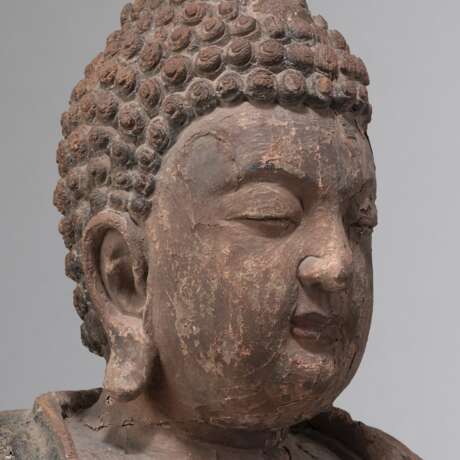 Statue des Buddha Shakyamuni aus Holz mit polychromer Fassung - Foto 2