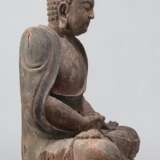 Statue des Buddha Shakyamuni aus Holz mit polychromer Fassung - photo 3