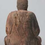 Statue des Buddha Shakyamuni aus Holz mit polychromer Fassung - photo 4