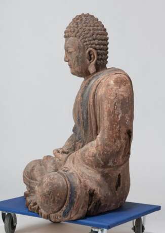 Statue des Buddha Shakyamuni aus Holz mit polychromer Fassung - photo 5