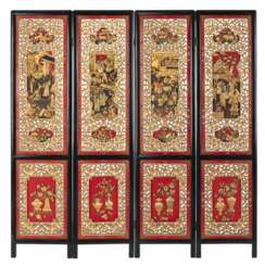 Vierteiliger Stellschirm mit teilweise vergoldetem Reliefdekor von Szenen aus dem 'Sanguo Yanyi', Geschichte der drei Reiche