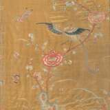 Seidenstickerei mit mythologischem Vogel auf blühenden Päonien - Foto 1