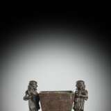 Weihrauchbrenner aus Bronze mit Griffen in Form von Ausländern - photo 1