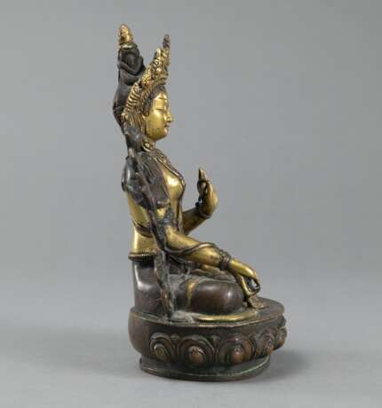 Stitzende Figur der Weißen Tara aus Kupferbronze, partiell vergoldet und graviert - Foto 2