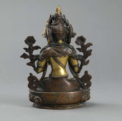 Stitzende Figur der Weißen Tara aus Kupferbronze, partiell vergoldet und graviert - фото 3