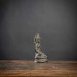 Bronzefigur einer dreigesichtigen Gottheit - Foto 2