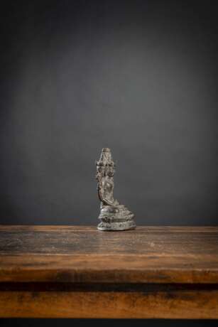 Bronzefigur einer dreigesichtigen Gottheit - фото 2
