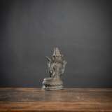 Bronzefigur einer dreigesichtigen Gottheit - Foto 3