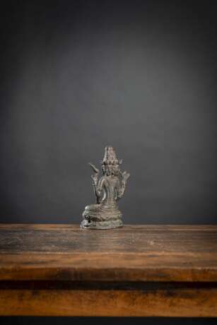 Bronzefigur einer dreigesichtigen Gottheit - Foto 3