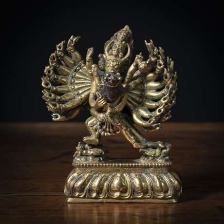 Feuervergoldete stehende Bronzefigur des Vajrabhairava in yab-yum auf Lotossockel - Foto 1