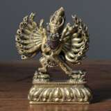 Feuervergoldete stehende Bronzefigur des Vajrabhairava in yab-yum auf Lotossockel - Foto 2