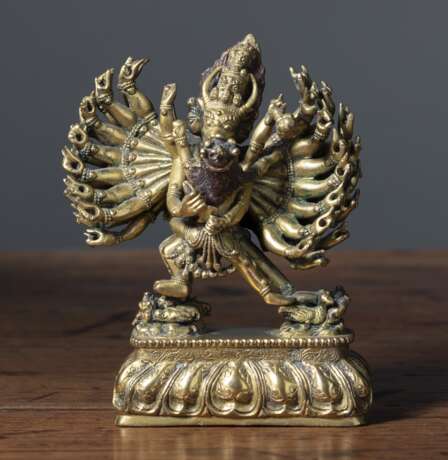 Feuervergoldete stehende Bronzefigur des Vajrabhairava in yab-yum auf Lotossockel - Foto 2