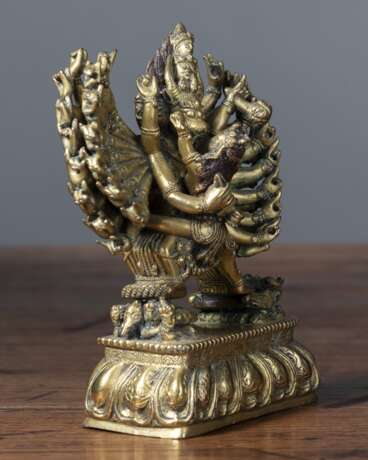 Feuervergoldete stehende Bronzefigur des Vajrabhairava in yab-yum auf Lotossockel - photo 3