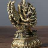 Feuervergoldete stehende Bronzefigur des Vajrabhairava in yab-yum auf Lotossockel - Foto 3