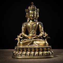 Vergoldete Bronze des vierköpfigen Buddha Vairocana auf einem Lotossockel sitzend, teilweise bemalt mit Pigmenten