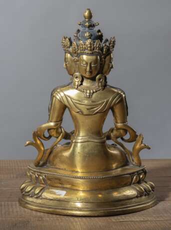 Vergoldete Bronze des vierköpfigen Buddha Vairocana auf einem Lotossockel sitzend, teilweise bemalt mit Pigmenten - photo 2