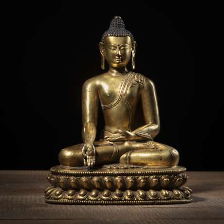 Vergoldete Bronze des Buddha Shakyamuni auf einem Lotossockel - photo 1