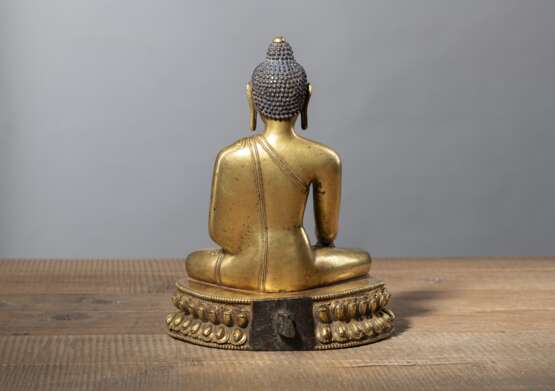 Vergoldete Bronze des Buddha Shakyamuni auf einem Lotossockel - фото 2