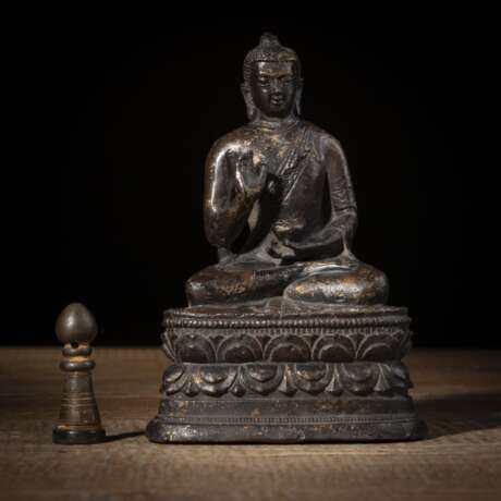 Bronze des Buddha mit Resten von Vergoldung und kleines Siegel - photo 1