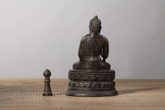 Bronze des Buddha mit Resten von Vergoldung und kleines Siegel - photo 2