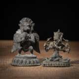 Zwei Bronzefiguren des Garuda und einer tantrischen Gottheit in yab-yum - photo 3