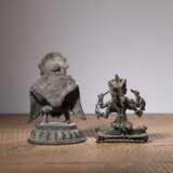 Zwei Bronzefiguren des Garuda und einer tantrischen Gottheit in yab-yum - Foto 1