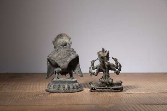 Zwei Bronzefiguren des Garuda und einer tantrischen Gottheit in yab-yum - Foto 1