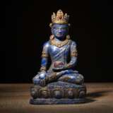 Buddha Amitabha aus Lapislazuli mit Vergoldung und Steinbesatz - photo 1