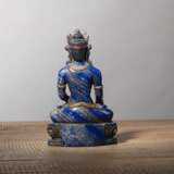 Buddha Amitabha aus Lapislazuli mit Vergoldung und Steinbesatz - photo 2