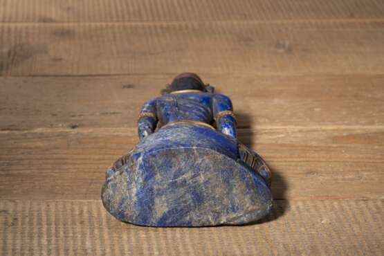 Buddha Amitabha aus Lapislazuli mit Vergoldung und Steinbesatz - photo 3