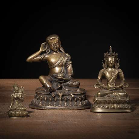 Drei Bronzefiguren des Amitayus, Tara und Milarepa - photo 1
