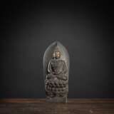 Teil einer Kronze mit Darstellung des Buddha Amithaba partiell vergoldet - photo 1